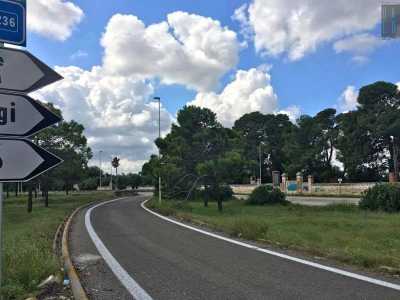 All�altezza della tribuna ovest dello stadio � difficile non accorgersi di un grande edificio che si affacccia sulla via
